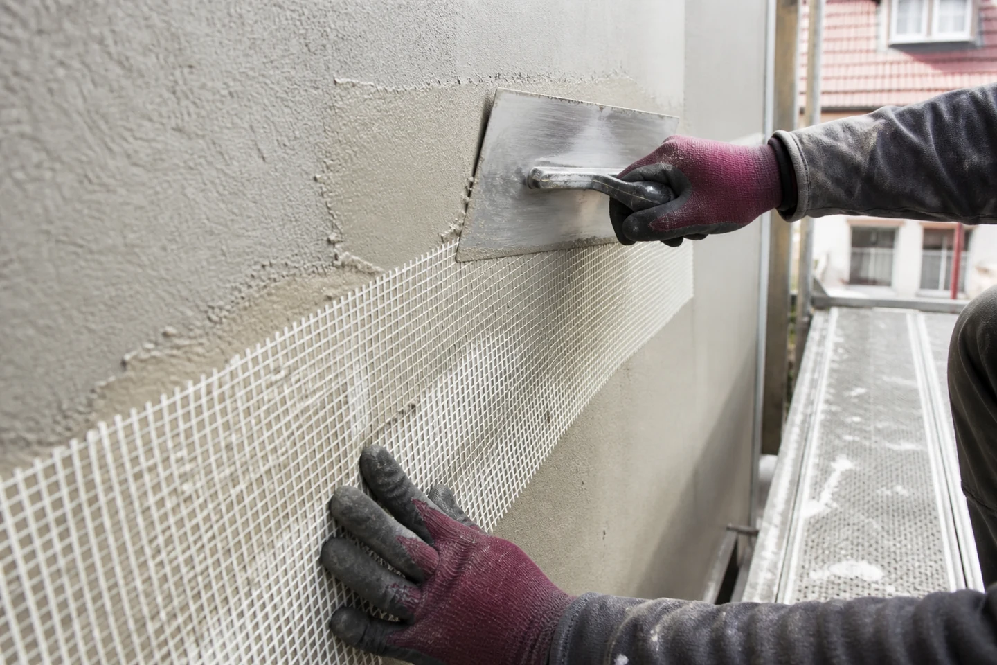 Incorporation du treillis dans la couche de base d’une ITE sous enduit